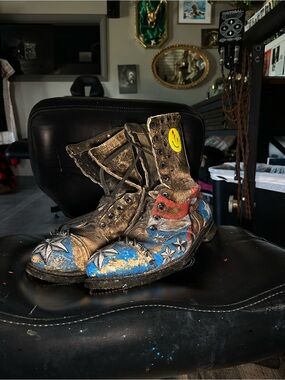 Men's Distressed Star-Accent Leather Combat Boots in Blue and Red